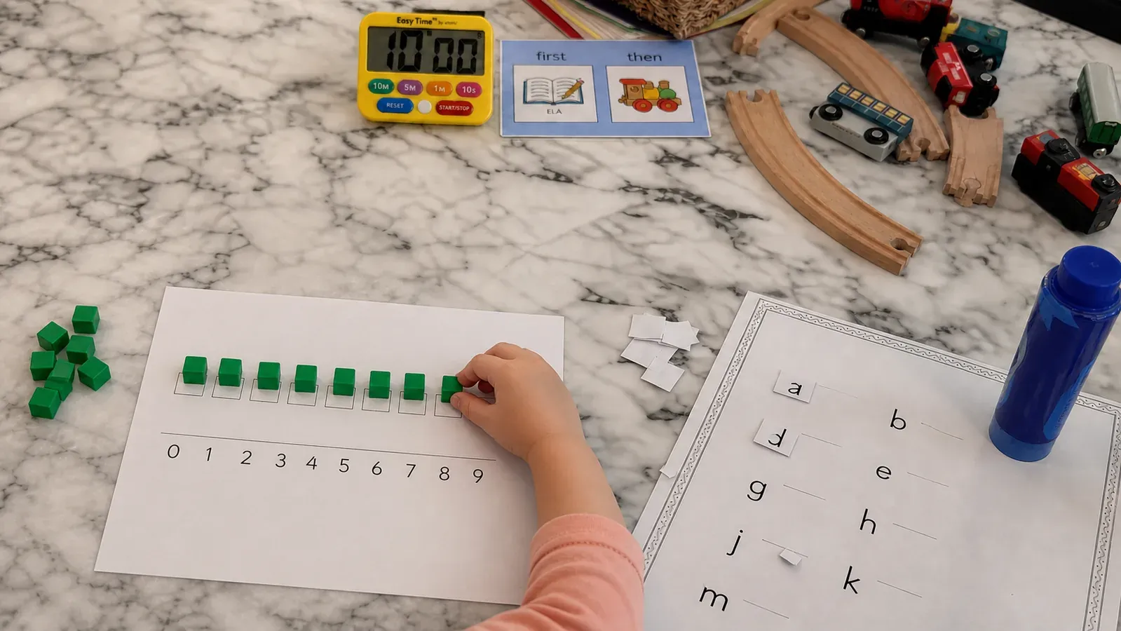 Mano de un niño colocando bloques verdes en una recta numérica, junto a un temporizador y una tarjeta visual de primero y después